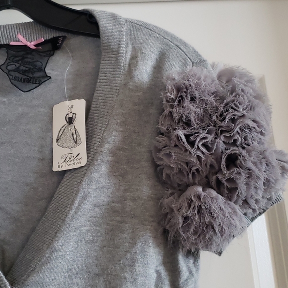 Forever 21 Rosette Short Sleeves Sweater in M - Picture 2 of 5